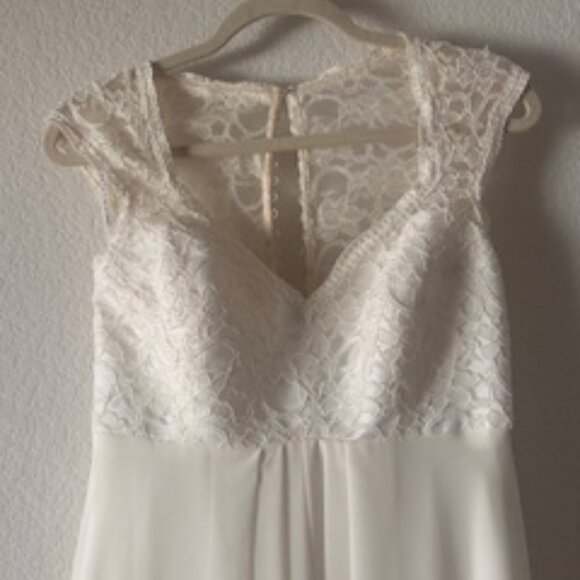 Beautiful wedding dress, light with lace - Picture 2 of 4